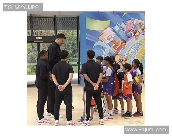 姚明与好友们的温馨合照分享展现篮球巨星的生活点滴与友谊时光