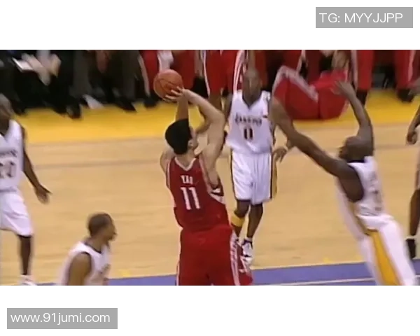 姚明背对投球的独特技巧与篮球场上的精彩瞬间分析