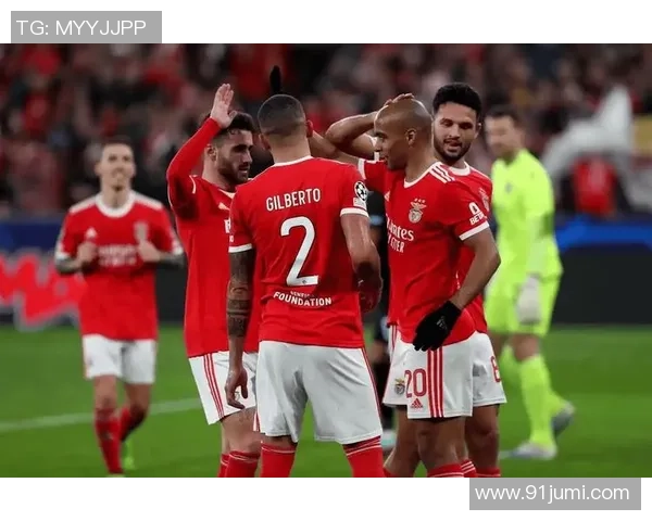 世界杯焦点战曼联与本菲卡战成平局神奇扑救成比赛转折点分析 世界杯焦点战曼联与本菲卡战成平局神奇扑救成比赛转折点分析