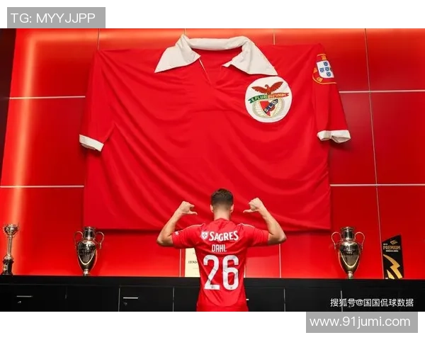 世界杯焦点战曼联与本菲卡战成平局神奇扑救成比赛转折点分析